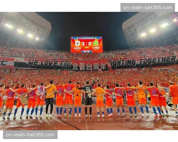 现场花絮：南特球迷在北看台展示巨型TIFO，纪念俱乐部成立80周年