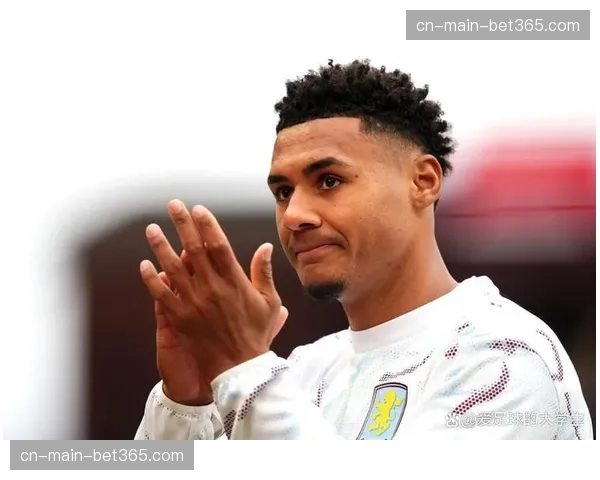 进球功臣沃特金斯被替换下场,接受主场球迷掌声 进球功臣沃特金斯被替换下场,接受主场球迷掌声