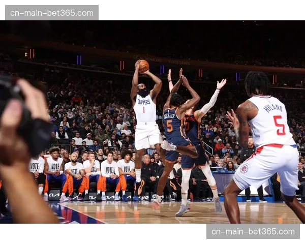 快船客场不敌小牛,系列赛大比分被追至2-2平 快船客场不敌小牛,系列赛大比分被追至2-2平